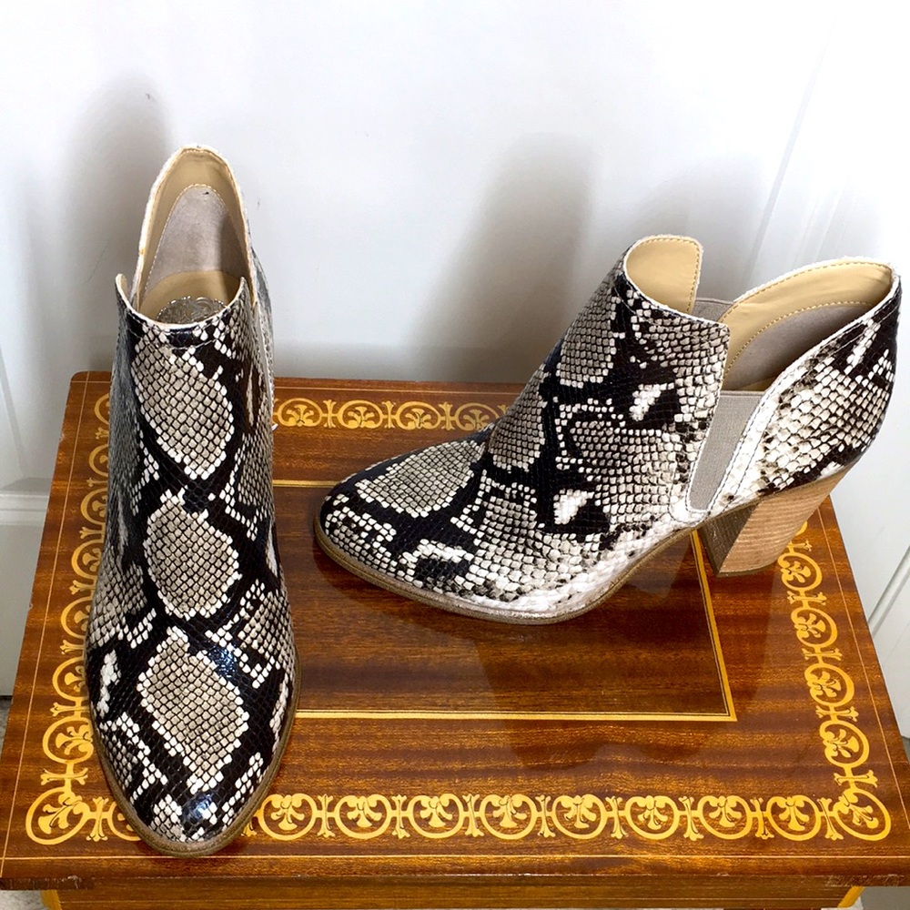 NWT Vince Camuto short boots snake skin design booties